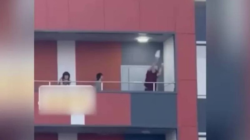 «Біреудің басына тиеді ғой»: Астанада биіктен су толы пакет лақтырған балалардың әрекеті желіні шулатты (ВИДЕО)