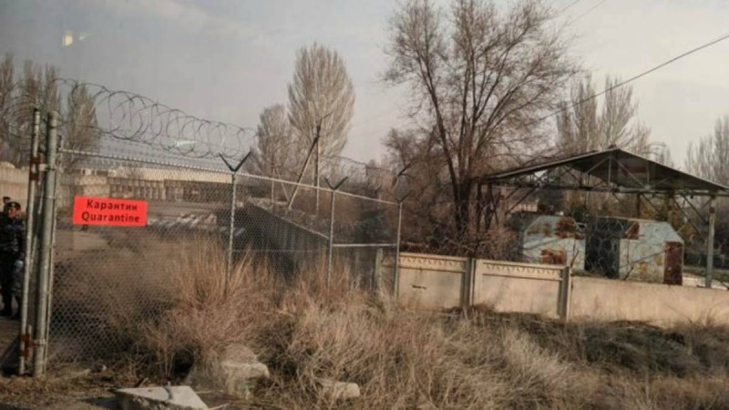 Бұрынғы әскери базаға коронавирус жұқтырған азаматпен бірге жауып тастаған: Қырғызстанда карантинде жатқызылғандар мұңын шақты - Қазақстан жаңалықтары