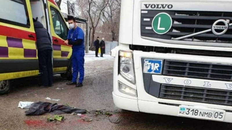 Қызымның сүйектері мен денесі бөлшектеліп қалған: Алматыда жүк көлігі әжесі мен немересін басып кетті