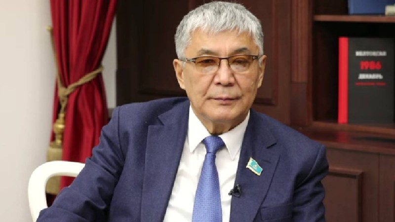 «Табыну синдромы қанымызға әбден сіңді» - Сенатор Мұрат Бақтиярұлы