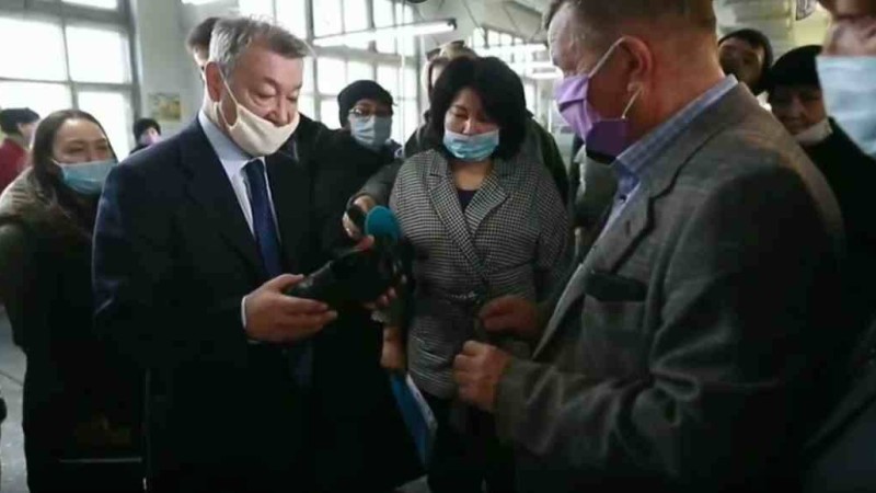 Даниал Ахметовке Семейде өндірілген аяқ киімнің сапасы ұнамай қалды - Қазақстан жаңалықтары