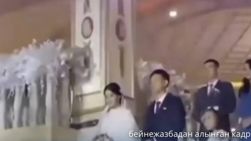 «Той мен дінді шатастырып»: Тойдың бірінде екі жасты азан шақырып ортаға шақырды (Видео)