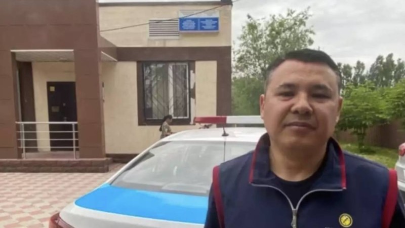 Алматыда өзгенің көлігіндегі СССР туын жұлып алған тұрғын қамауға алынды (видео)