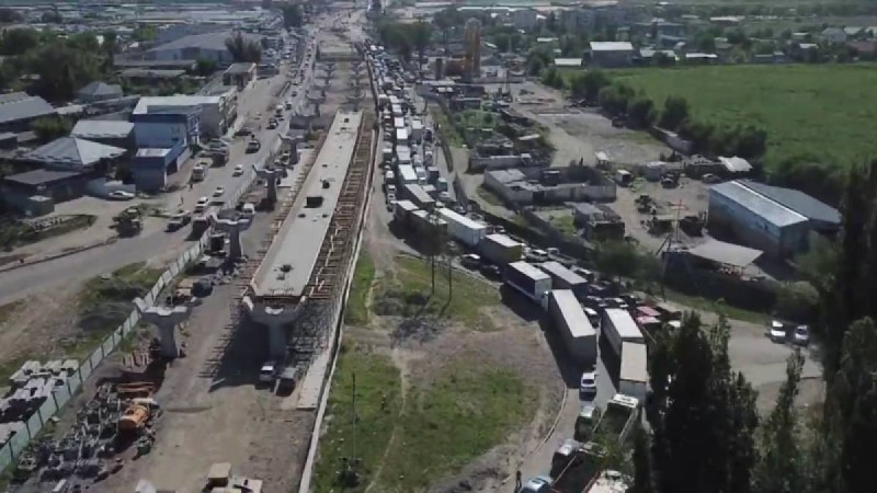 Тоқаев "Алтын Орда" базары маңындағы жол айырығының құрылысын сынға алды