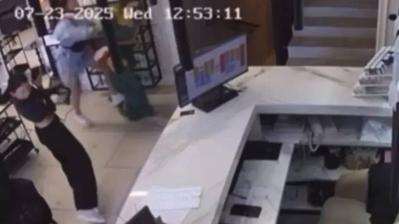 «Екеуі де бір еркекпен қарым-қатынаста болған»: Павлодарда екі әйел төбелесіп қалды