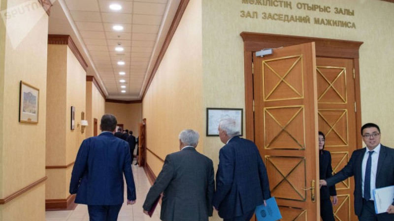 Мәжіліс жасы 65-тен асқан депутаттарды жұмыстан шеттетті