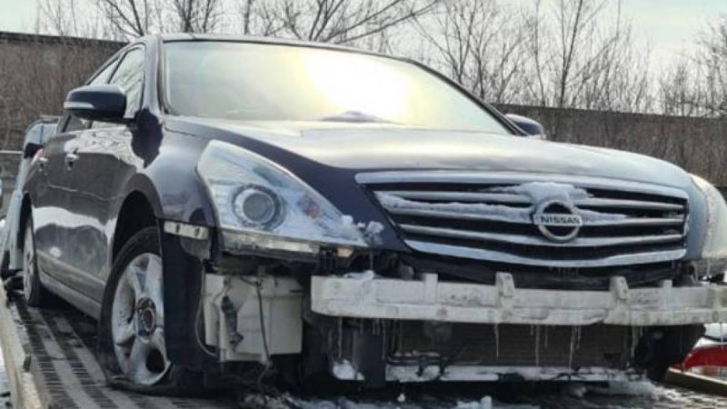 Жас жігіт бөтен біреудің соғылған көлігін тиеп, үйіне алып кетті