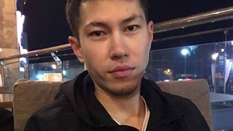 "Мемлекет өз батырларын білуі керек": Ер азамат ұшақ апаты кезінде жүкті әйелді өз денесімен жапқан
Өз жарақаттарына қарамастан басқалардың сыртқа шығуына көмектесіпті