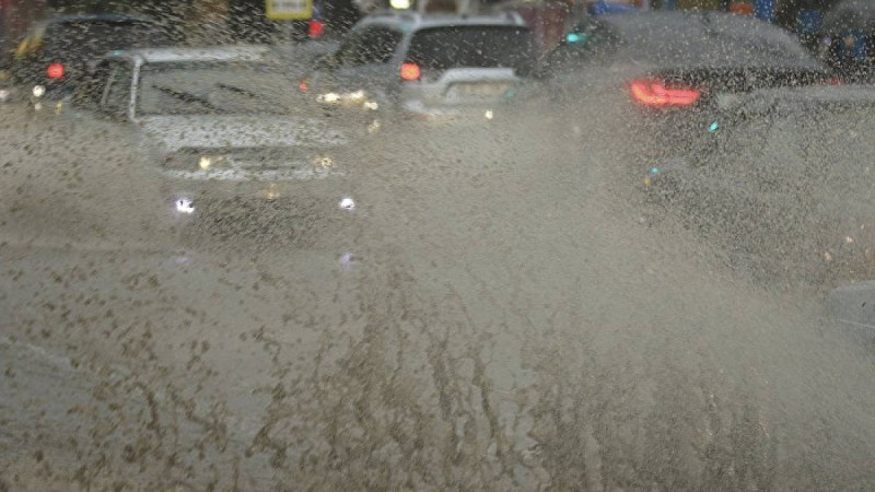 Нұр-Сұлтанда су құбыры жарылды: көшелерді су басты