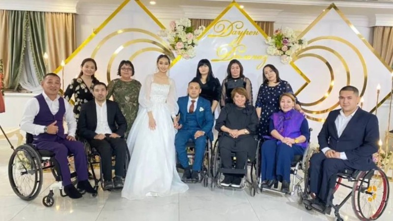 "Біздің махаббатымыз бәрін жеңді": Арбаға таңылған атыраулық жігіт өз сүйіктісін қалай жар етіп алды