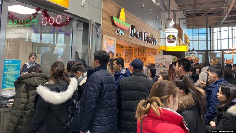 Bek Air-ден билет алған бір топ студент үйлеріне қайта алмай отырғанын айтады