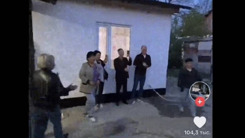 Не деген махаббат". Желіде әйеліне гүл сыйлаған романтик ата жұртты сүйсіндірді