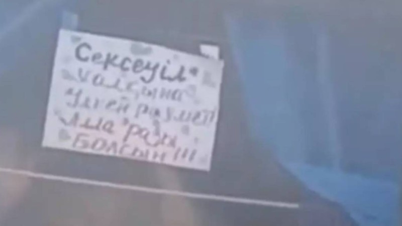"Терезеге жапсырып қойған": Станцияда тұрып қалған пойыздың жолаушыларына тамақ таратқан Сексеуіл халқы алғысқа бөленді
