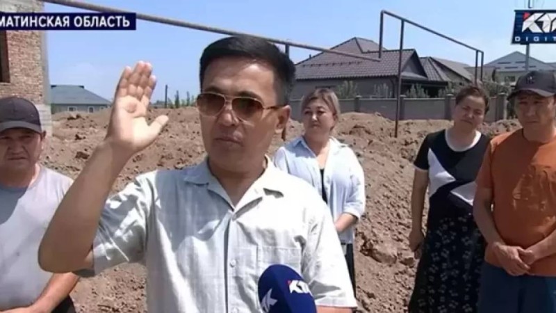 Әнші Асхат Тарғын терезесінің түбіндегі құрылысты тоқтатуды талап етті