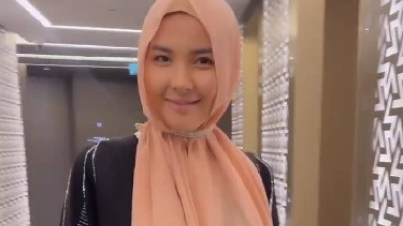 "Қызығы таусылған соң шешіп тастайды". Орамал таққан Айдана Меденова хейтерлерге жауап берді