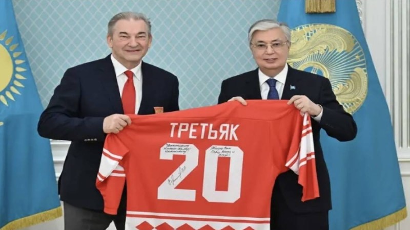 Аты аңызға айналған хоккейші Третьяк Тоқаевқа есімі жазылған футболка сыйлады