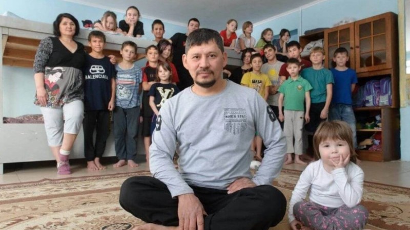 "Арманымыз орындалды": 3 баласынан айрылған қостанайлық отбасы жетімдер үйінен 33 бала асырап алған