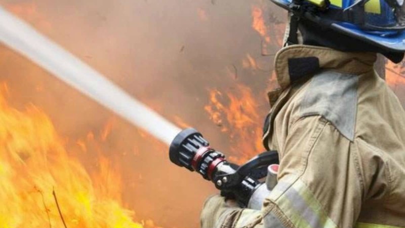 Ақтөбе облысында ер азамат бір отбасыны өрттен аман алып қалды - Қазақстан жаңалықтары