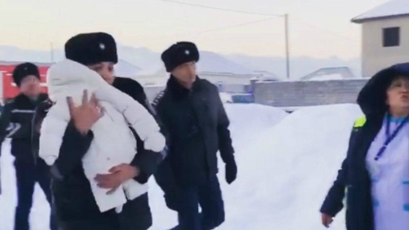 "Ата-анасының жағдайы өте ауыр": Полицей құшақтаған сәбидің жағдайы белгілі болды - Қазақстан жаңалықтары