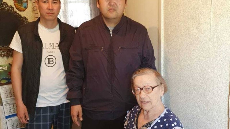 «Әділдік және Өркендеу» Қорының Маңғыстау өңіріндегі өкілдік белсенділері қарттарға көмектесті