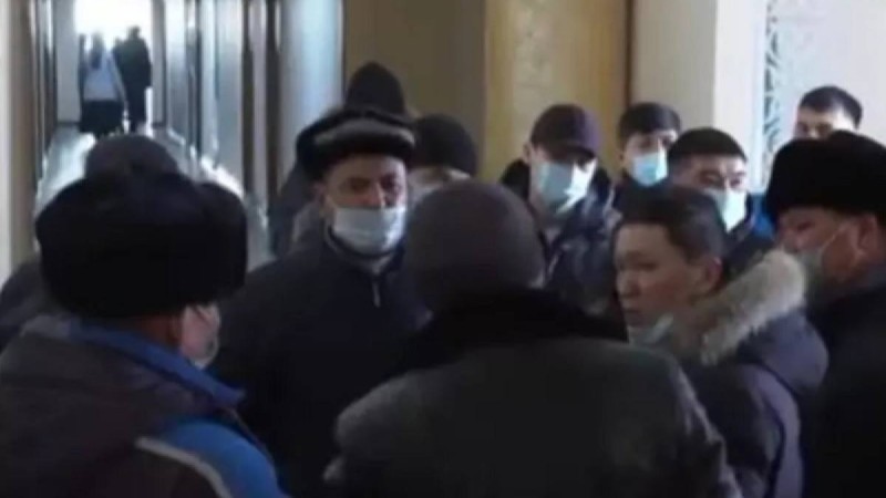 "Құл сияқты жұмыс істедік": Ақтөбеде тиісті ақысын алмаған кәсіпкерлер наразылығын білдірді