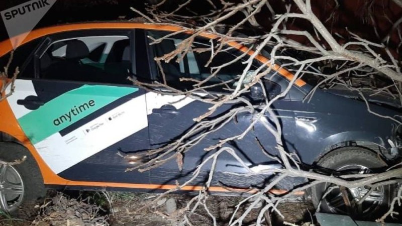 Алматыда жалға алынған көлік жеке үйдің қоршауы мен ағашқа соғылды