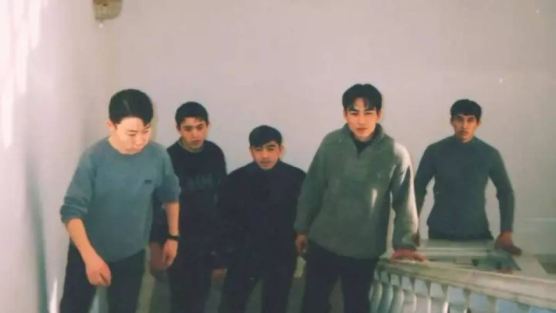 "От қой от": отандық актерлардың 20 жыл бұрынғы суреті елді елең еткізді