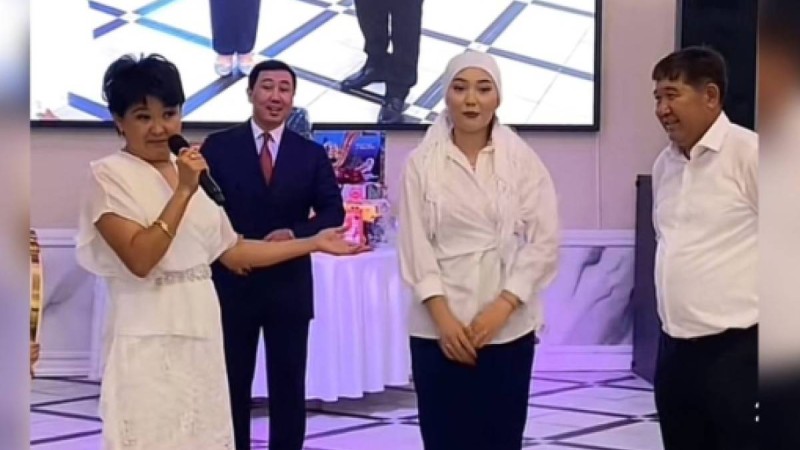 Желіде күйеуіне "тоқал сыйлаған" әйелдің әзіл видеосы қызу талқылануда