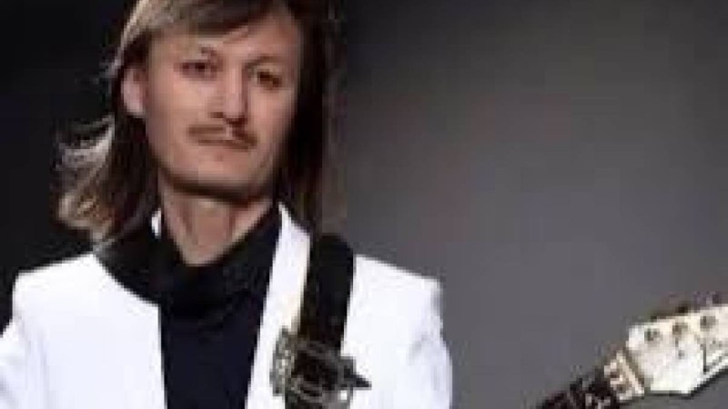 Әуежай қызметкерлері Ұлықпан Жолдасовтың бір жарым млн тұратын гитарасын сындырған 