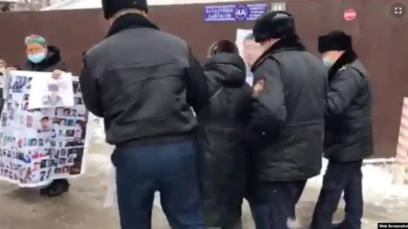 Алматыда полиция наразыларды Қытай консулдығы алдына жібермеді (видео)