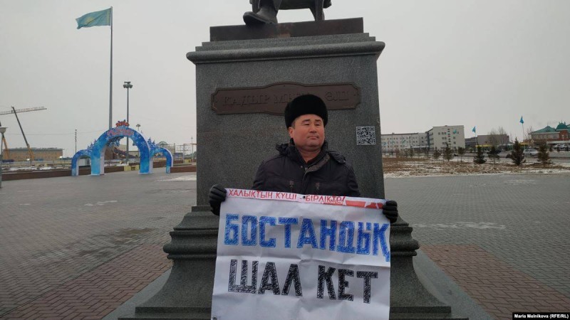 Орал тұрғыны "Бостандық. Шал, кет" деген жазуы бар плакатпен алаңға шықты