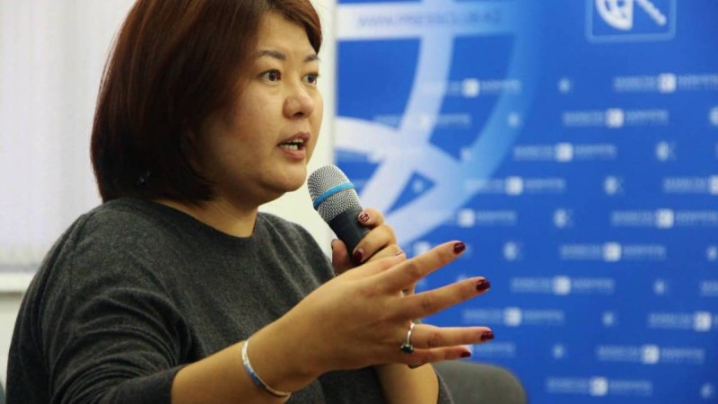 Назгүл Қожабек: Өзімен өзі екі қыз бір-бірімен жатып жүр. Жата берсін