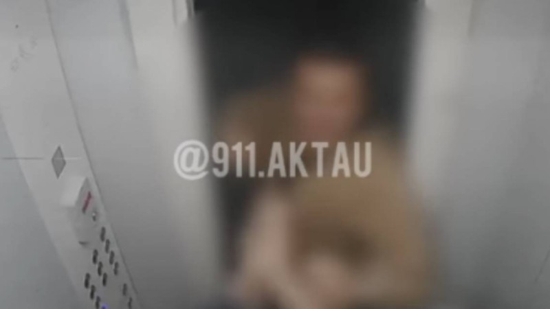 Ақтауда ер адамның әйелді лифтіде ұрып-соққан сәті видеоға түсіп қалды