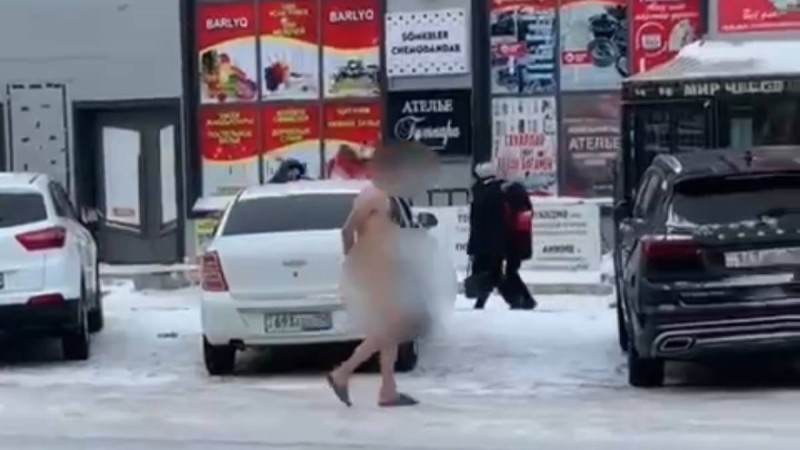 Жезқазғанда ер адам көшені жалаңаш жүріп өткен (видео)