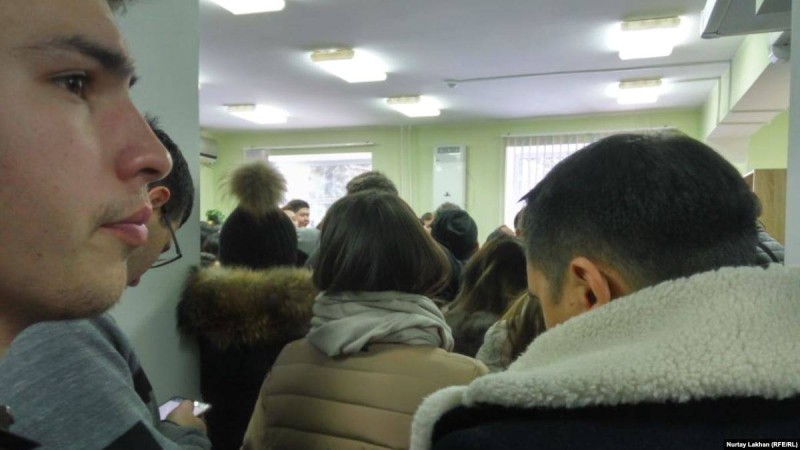 Апаттан зардап шеккендерге көмектесу үшін қан тапсыру орталығына жүздеген адам жиналды