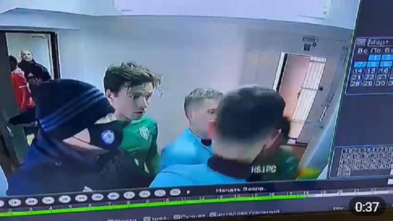 Атырау стадионында төреші футболшыны ұрды (видео)