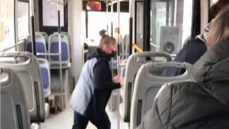 Павлодарда кондуктор кейуанамен ұрысып, оны автобустан түсіріп тастады (видео)