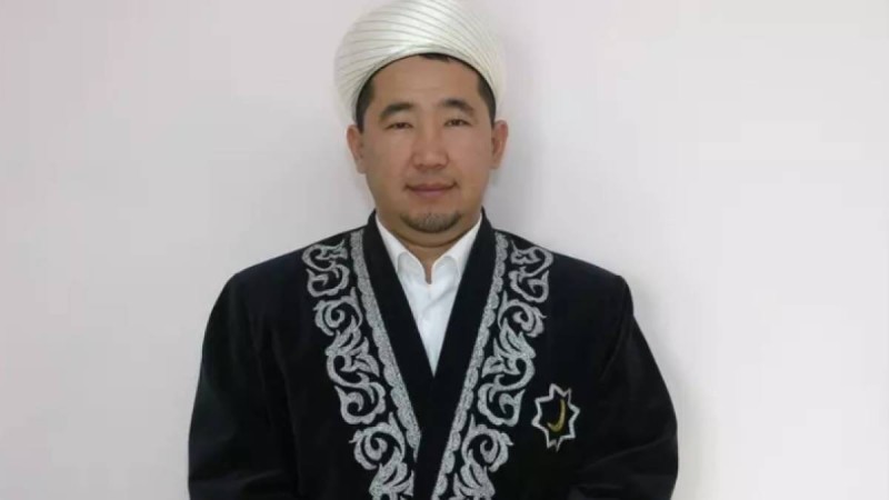 “Ауыр қателік”: Дінтанушы ырымға сеніп, көзмоншақ тағатындарды қатаң сынға алды