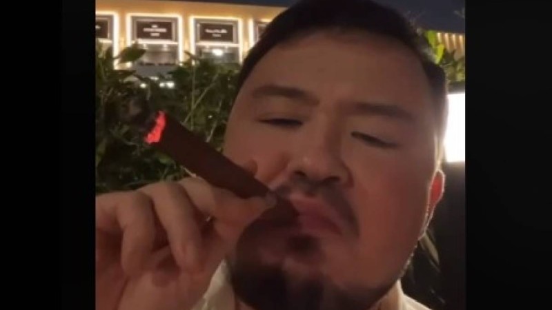 "Ал біз Абу-Дабиде": Құлыбаевтың ұлы қазақстандықтарға сәлем жолдады