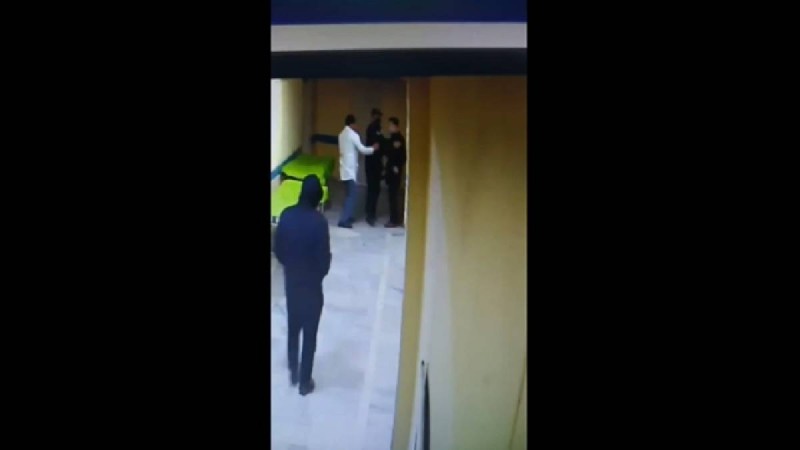 Маска тақпағаны үшін қызметкерін ұрған бас дәрігер жұмысынан кетті (видео)