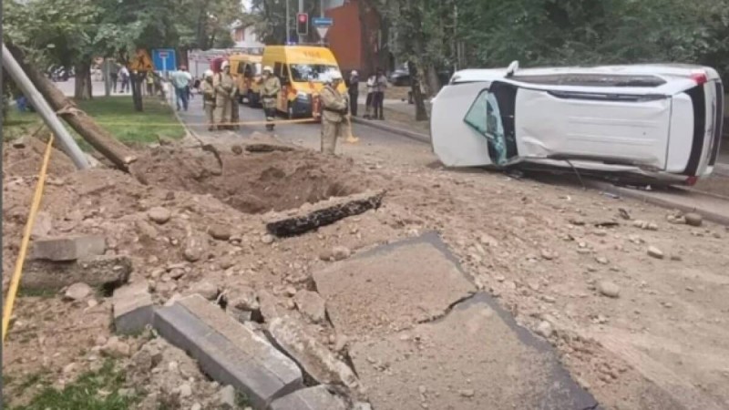 Алматыда жарылыс болып, екі адам отырған көлікті ұшырып жіберді