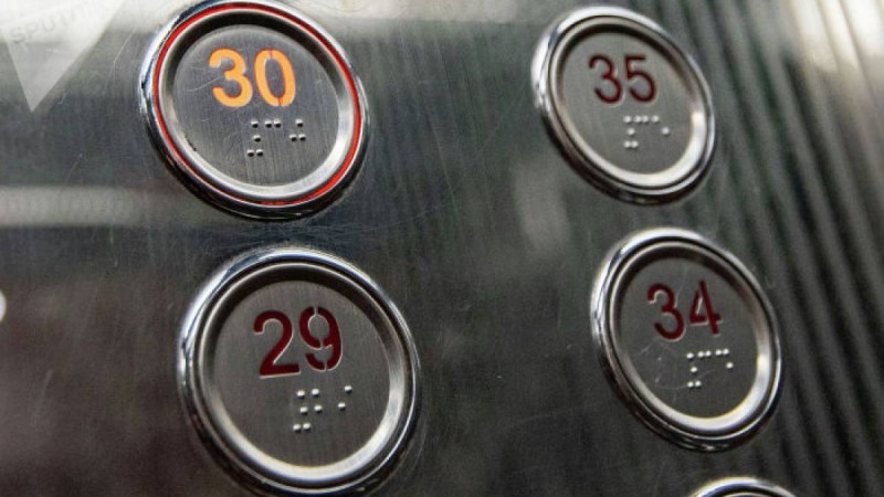 Алматыда жөтеліп тұрған ер адам лифт батырмаларына әдейі түкіріп кетті – видео