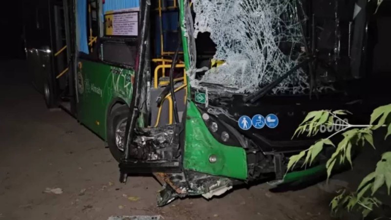 Алматыда ірі жол апаты: 23 адам зардап шекті