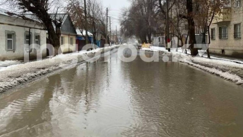 Қар еріп, жаңбыр жауды: Орал көшелерін су басты