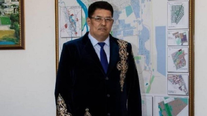 Павлодар әкімі жұмысқа шапанмен келді (фото)