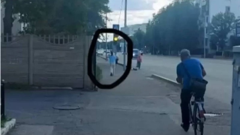 Павлодарда кәмелетке толмаған қыз баланы жерге құлатып, соққыға жыққан әйел ұсталды (ВИДЕО)