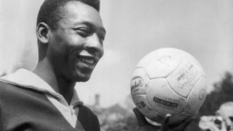 FIFA ұйымдастырушылары Пеленің құрметіне матчтарды бір минут үнсіздікпен бастауды сұрады