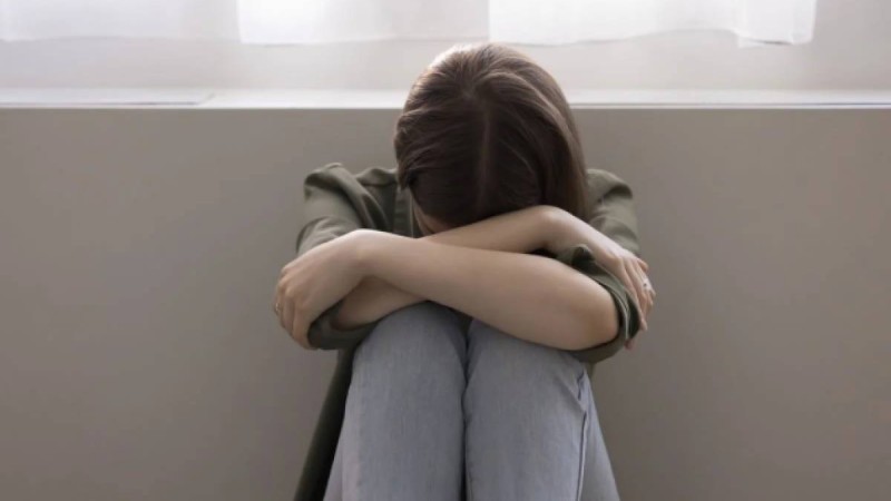 Павлодарда әйел полиция ғимаратының жанында қызды жерге құлатып, соққыға жықты 