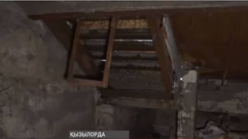 "Періштерлері қақты": Қызылордада жатақхана баспалдағы опырылып, келіншек балаларымен жертөлеге құлап кетті