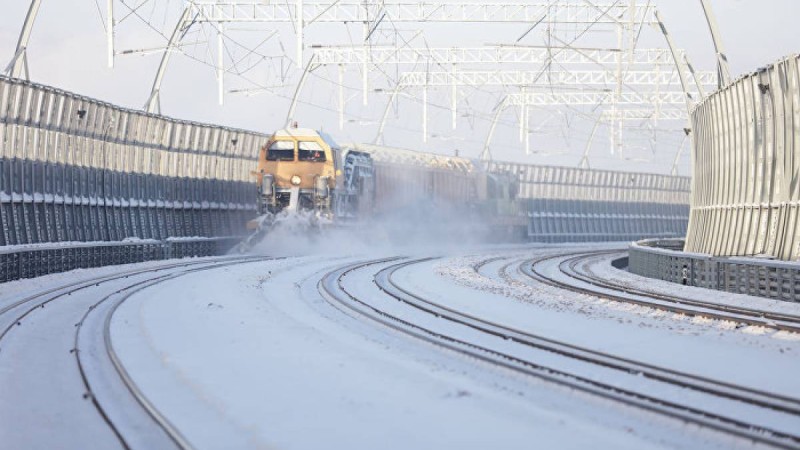 мыңға жуық адам пойызбен шығарылды